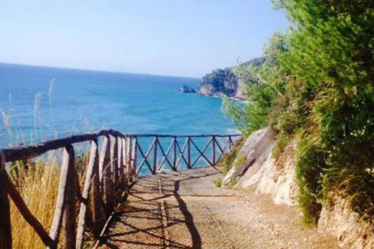 Due persone felici in vacanza, circondate da paesaggi splendidi e risparmiando su attività e alloggio.