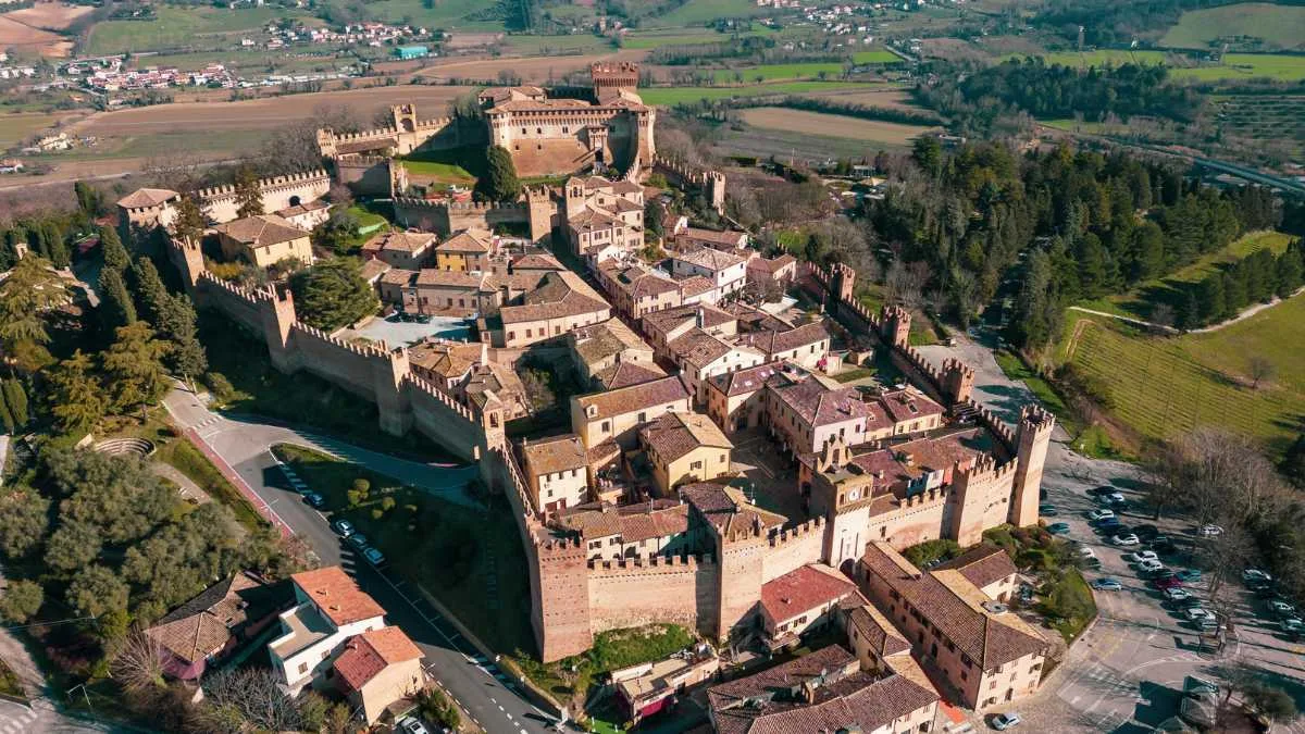 Borgo medievale incantevole con stradine acciottolate e antiche architetture storiche.