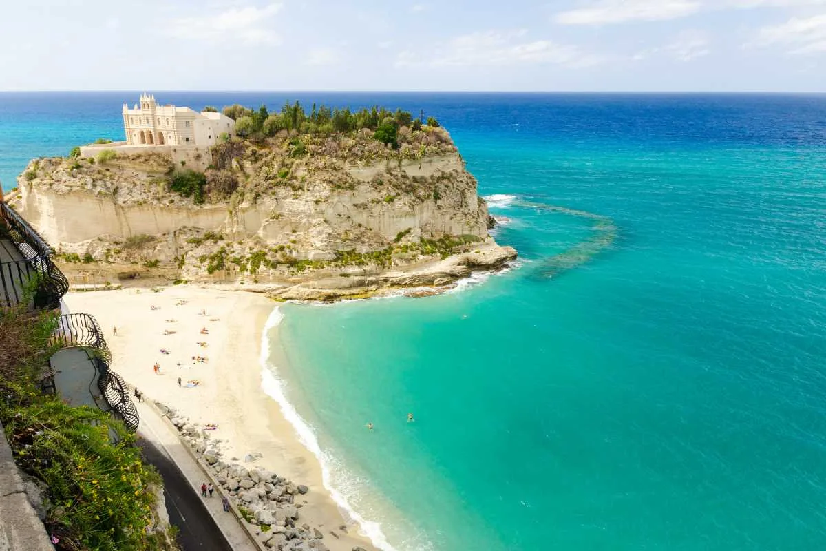 Panorama sereno di una località siciliana tranquilla, perfetta per il relax e la meditazione.